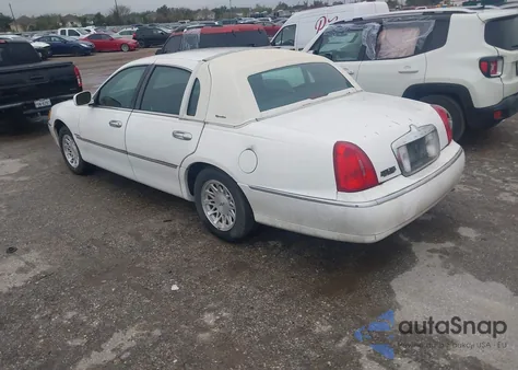 1999 Lincoln Town Car Signature z USA, uszkodzony, nr VIN 1LNFM82W2XY600492